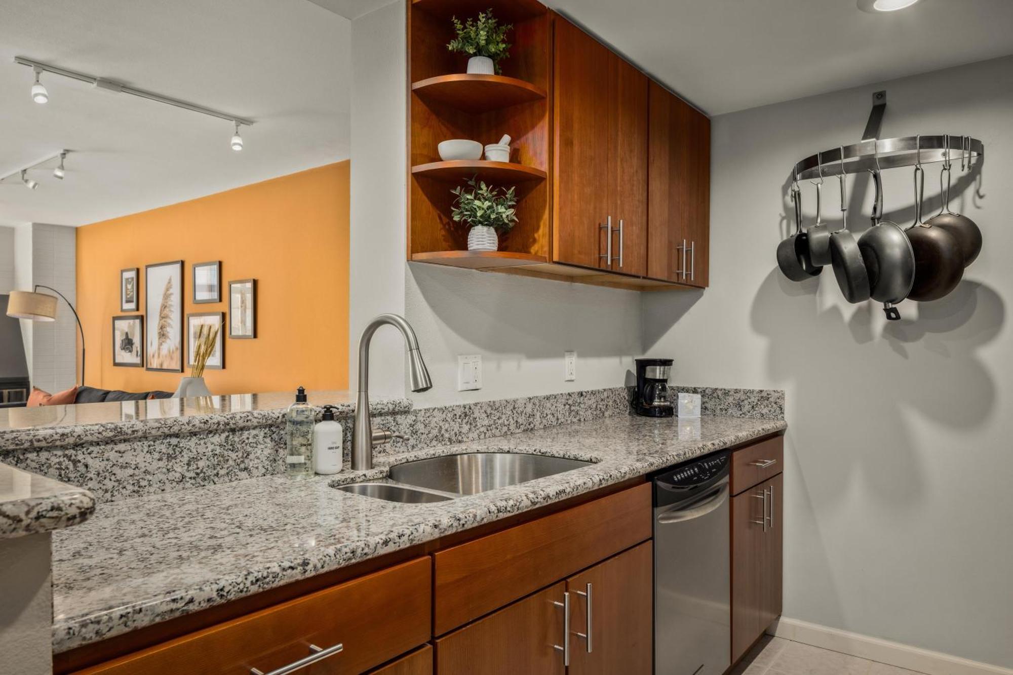 Urban Gallery Loft - King Bed - Larimer Square Holiday home *