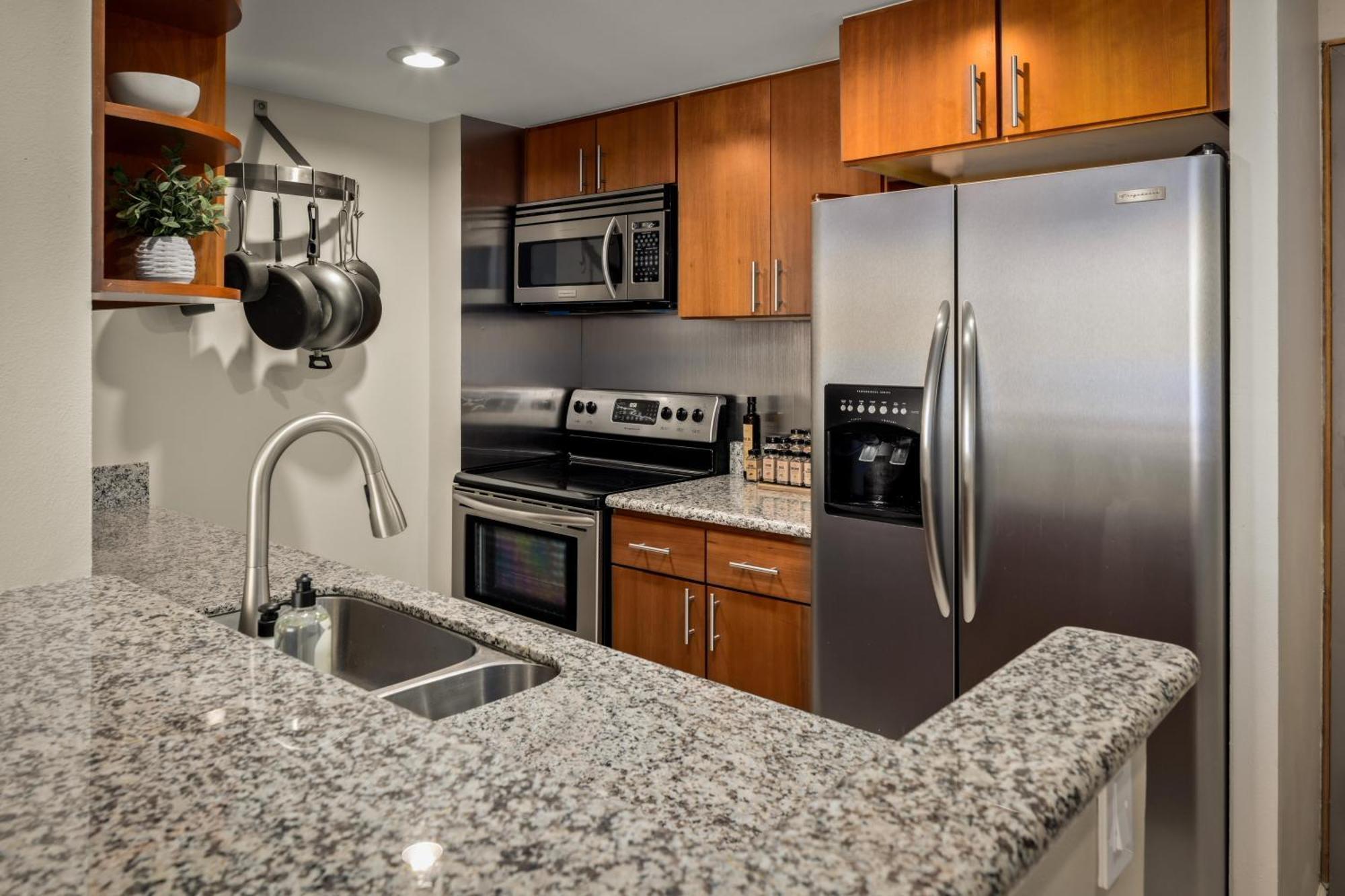 Urban Gallery Loft - King Bed - Larimer Square Holiday home *