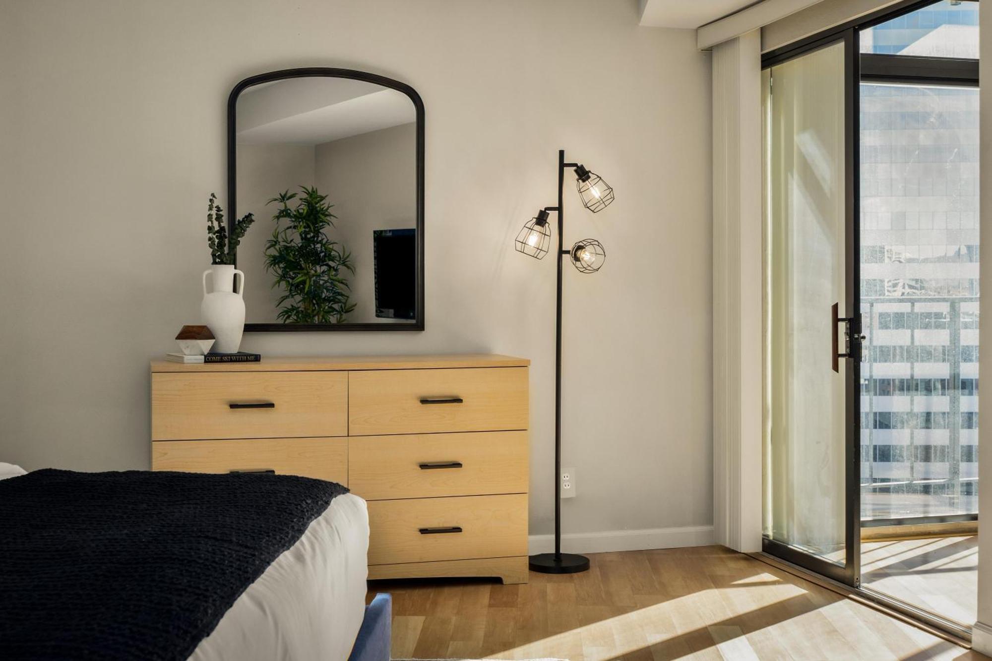 Urban Gallery Loft - King Bed - Larimer Square