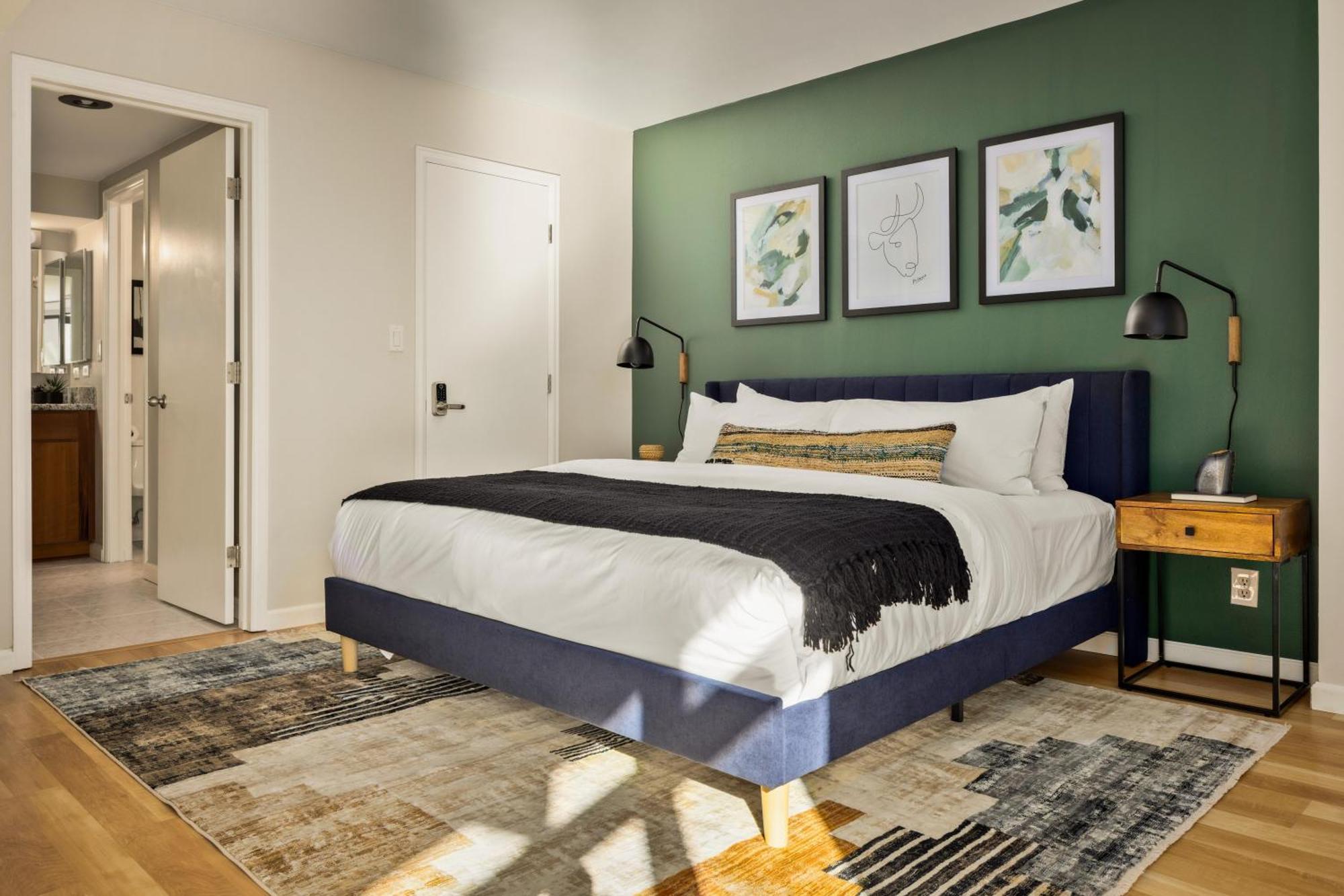 Urban Gallery Loft - King Bed - Larimer Square Holiday home