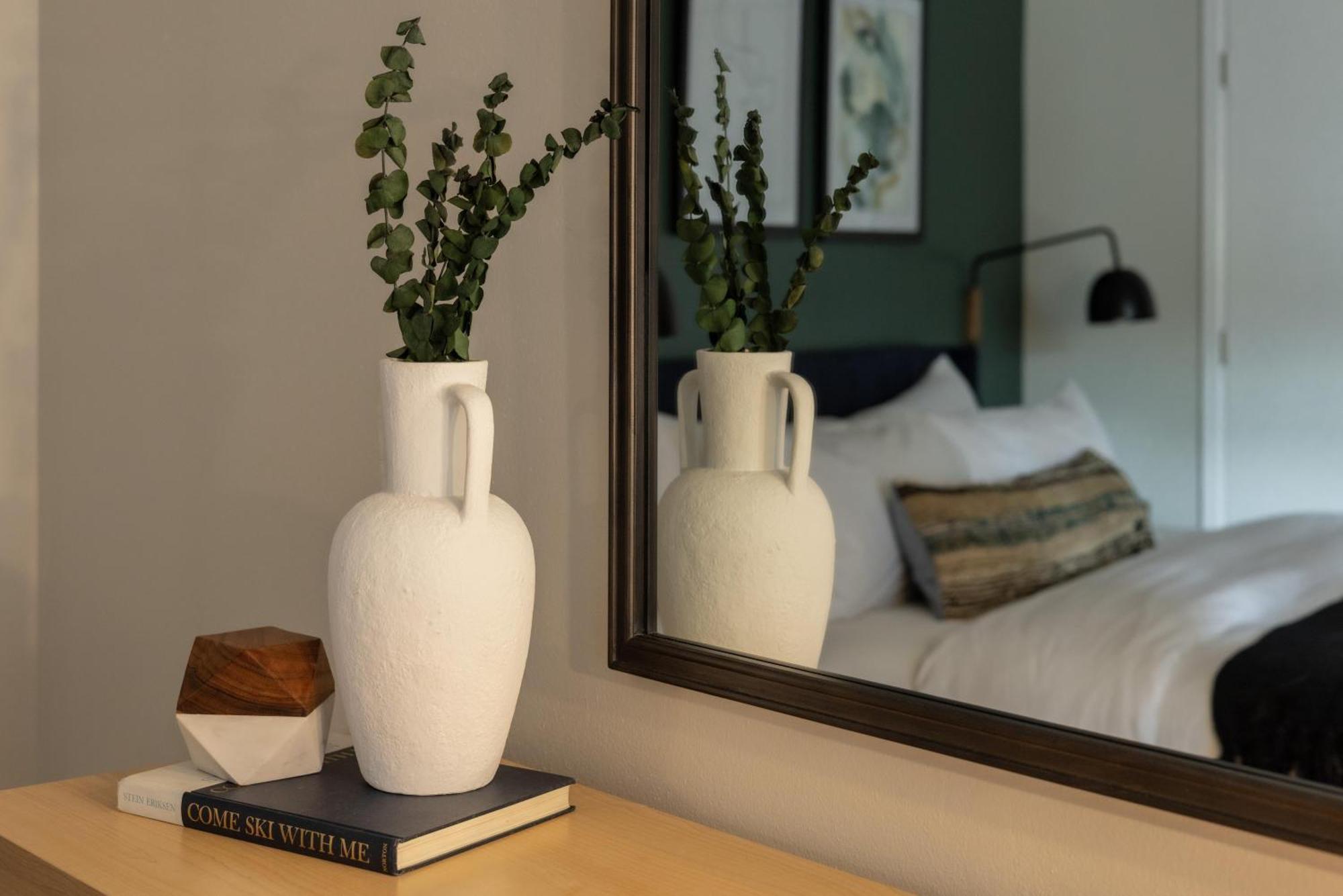 Urban Gallery Loft - King Bed - Larimer Square