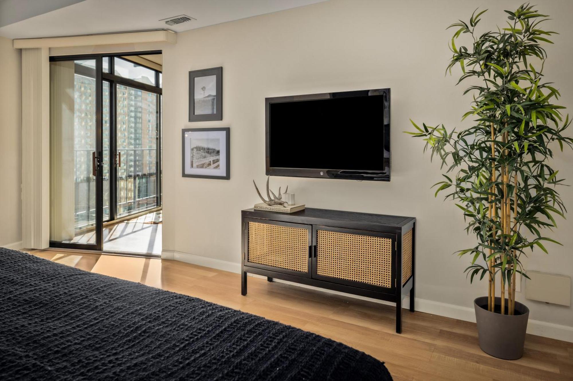 Urban Gallery Loft - King Bed - Larimer Square Holiday home *