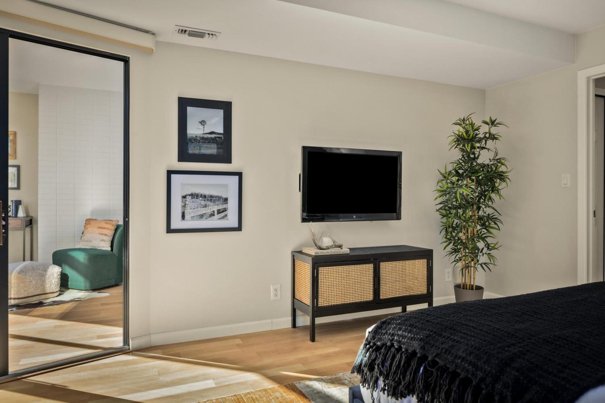 Urban Gallery Loft - King Bed - Larimer Square * Denver