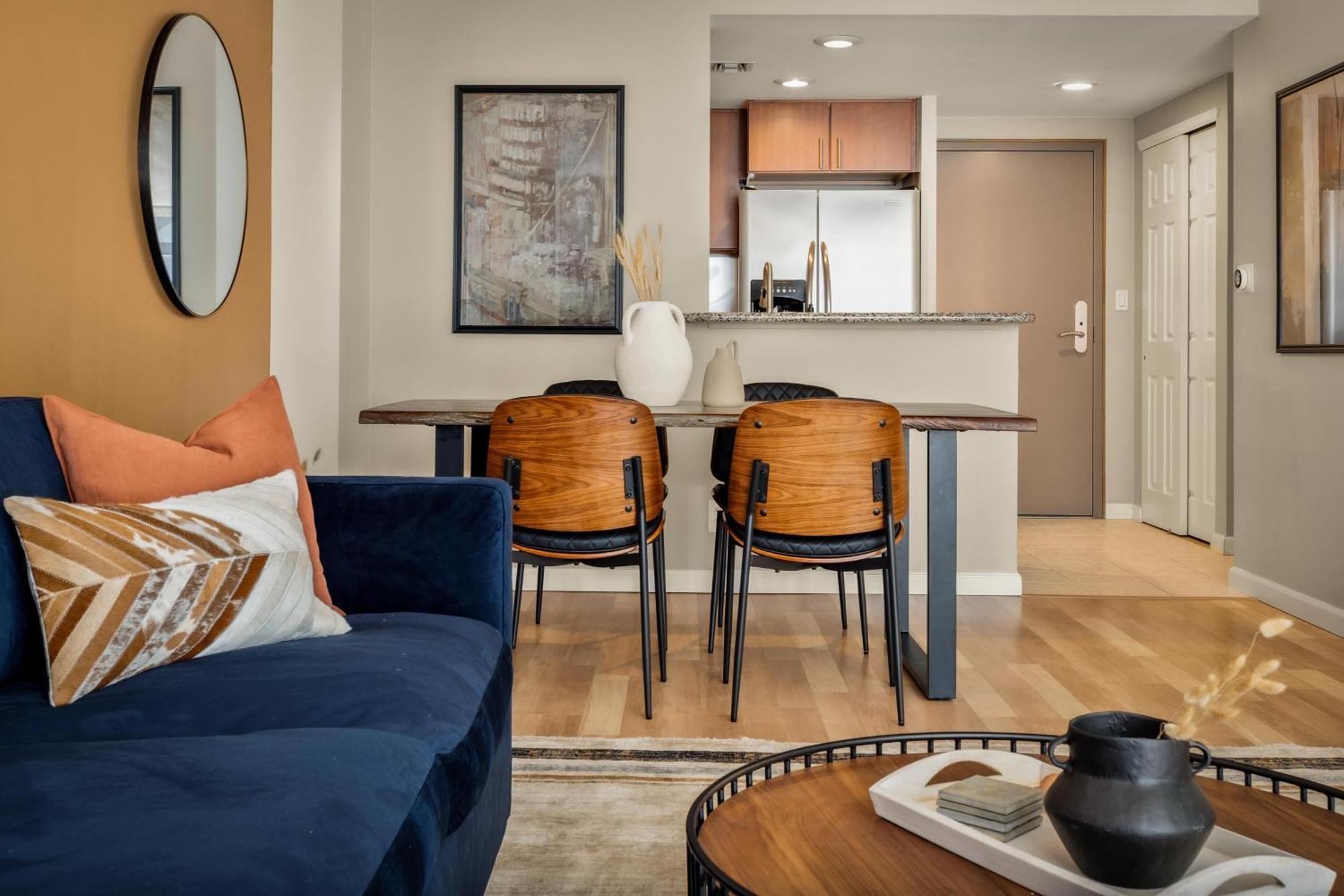 Urban Gallery Loft - King Bed - Larimer Square Holiday home