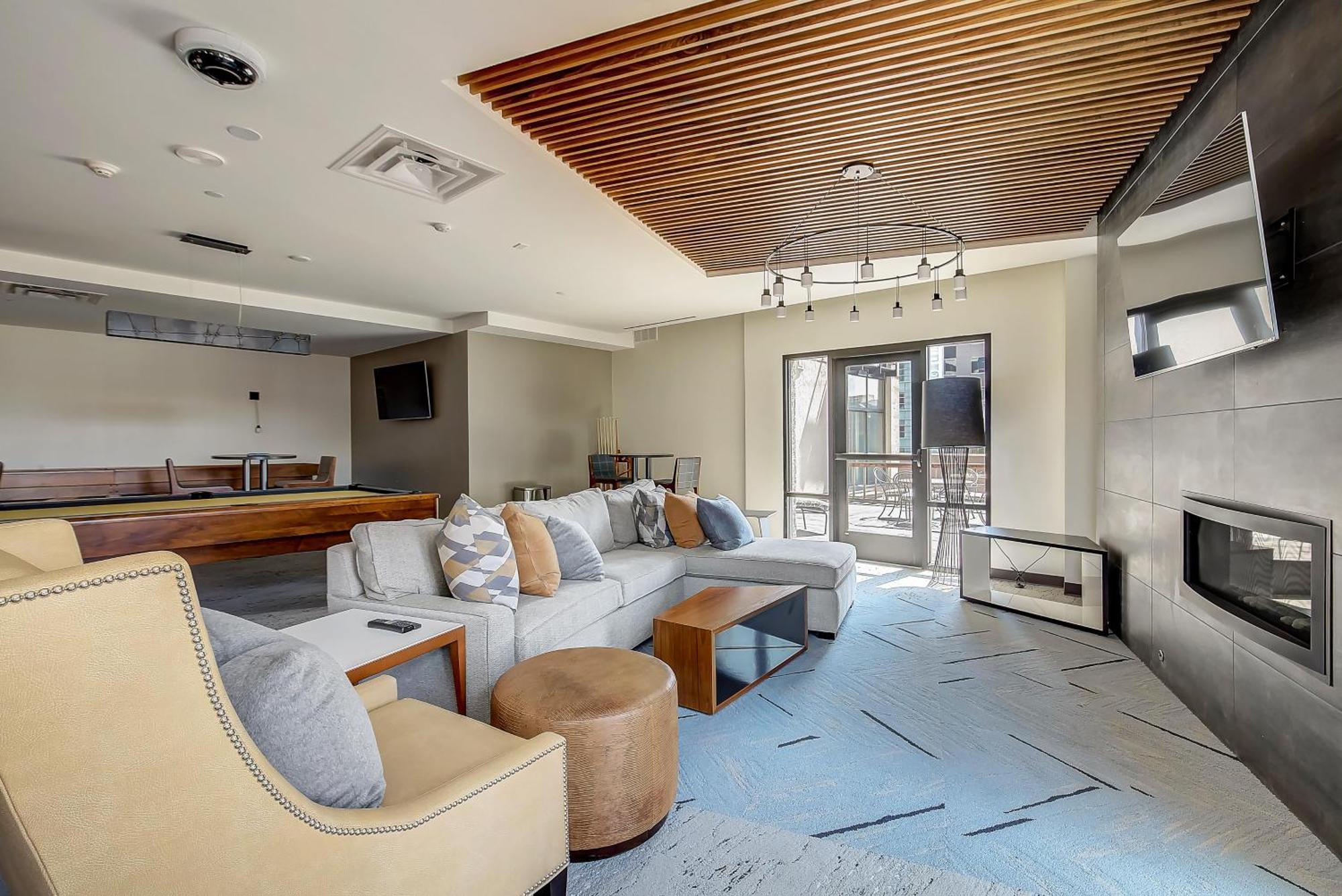 Urban Gallery Loft - King Bed - Larimer Square Holiday home *